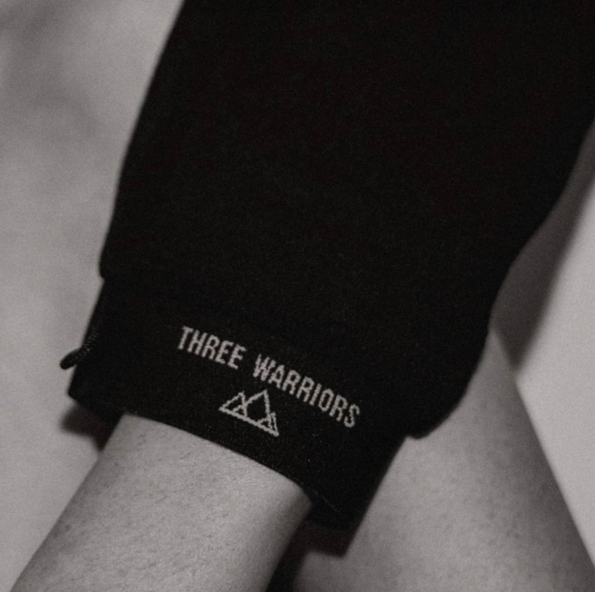Three Warriors EXFOLIATING GLOVE | Šveičiamoji kūno pirštinė