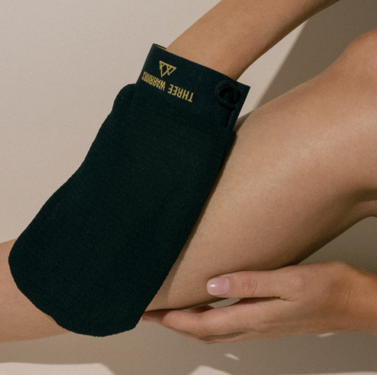 Three Warriors EXFOLIATING GLOVE | Šveičiamoji kūno pirštinė