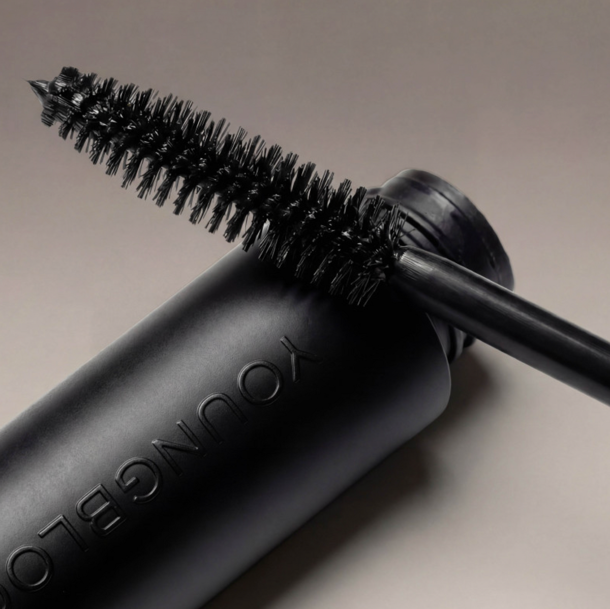 Youngblood EVERLASH™ MINERAL LENGTHENING MASCARA | Mineralinis ilginantis blakstienų tušas